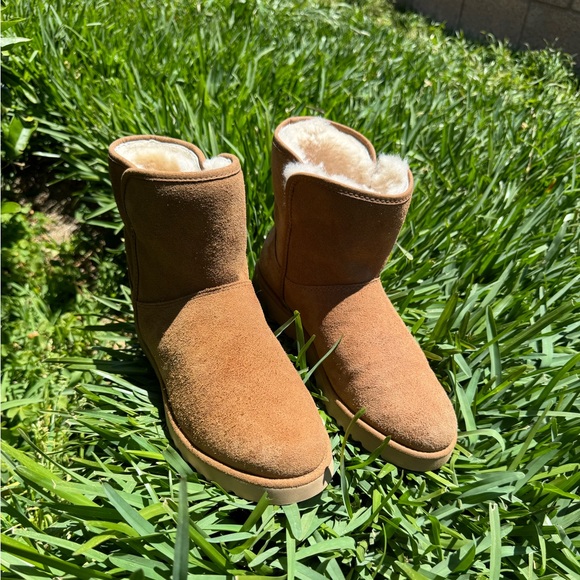 UGG Cory Il Genuine
Shearling Lined Boot- Chestnut Suede size 6.5 - Picture 4 of 12